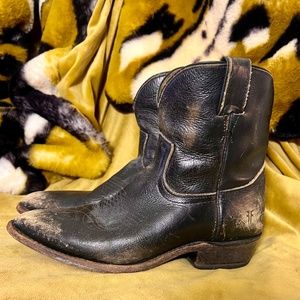 Frye Billy Short Bootie in Black Stone Wash, sz 7